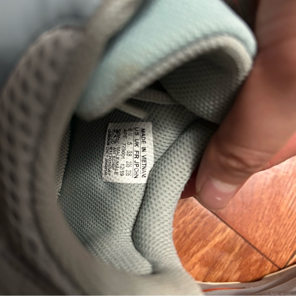 Yeezy 700 Inertia - Picture 3 of 4